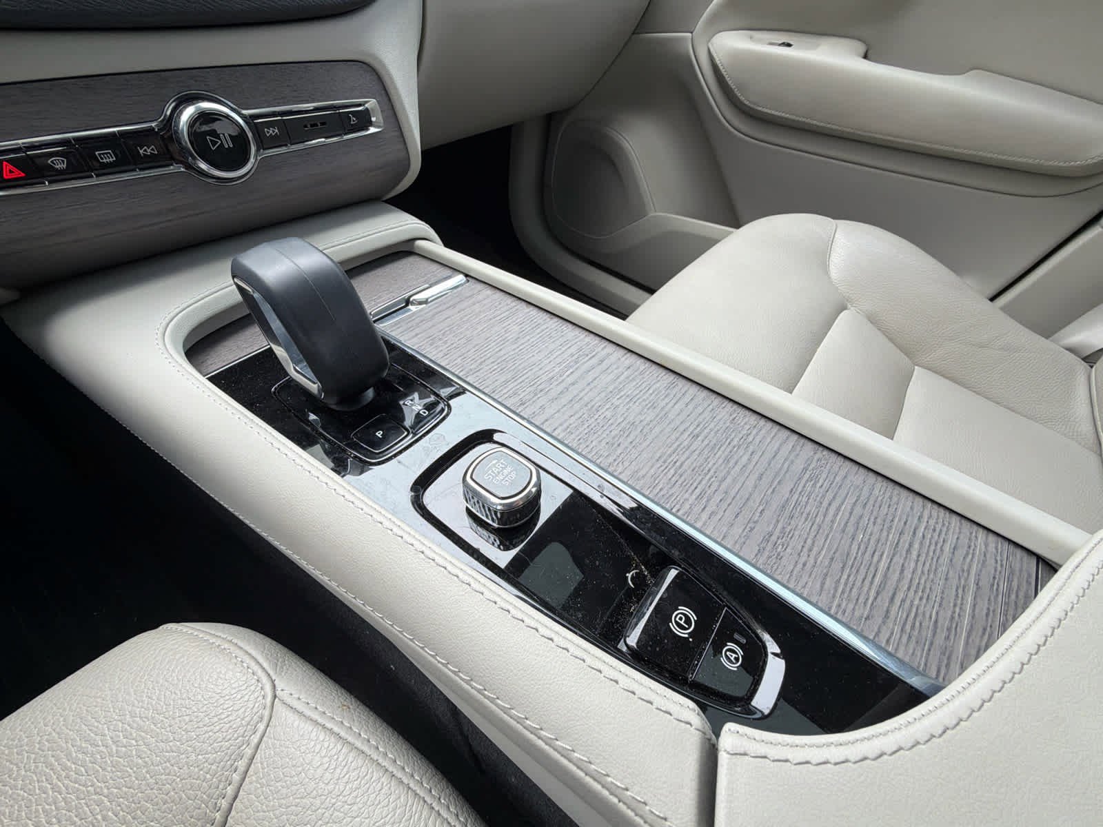 Certified 2023 Volvo XC90 B6 Plus w/ Protection Package Premier image 28