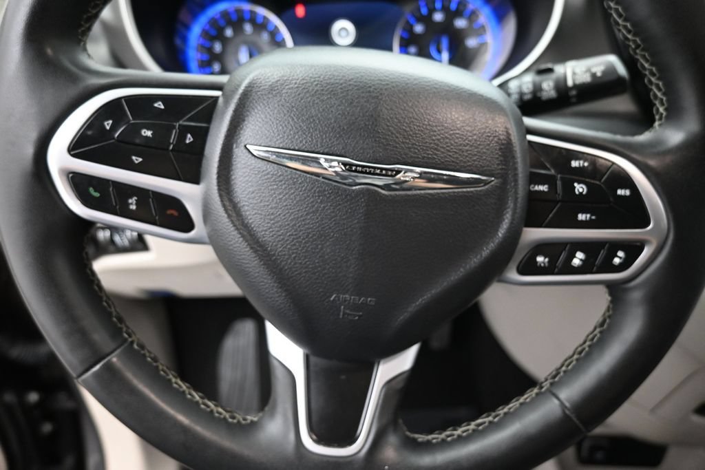 Used 2023 Chrysler Pacifica Touring-L FWD image 13