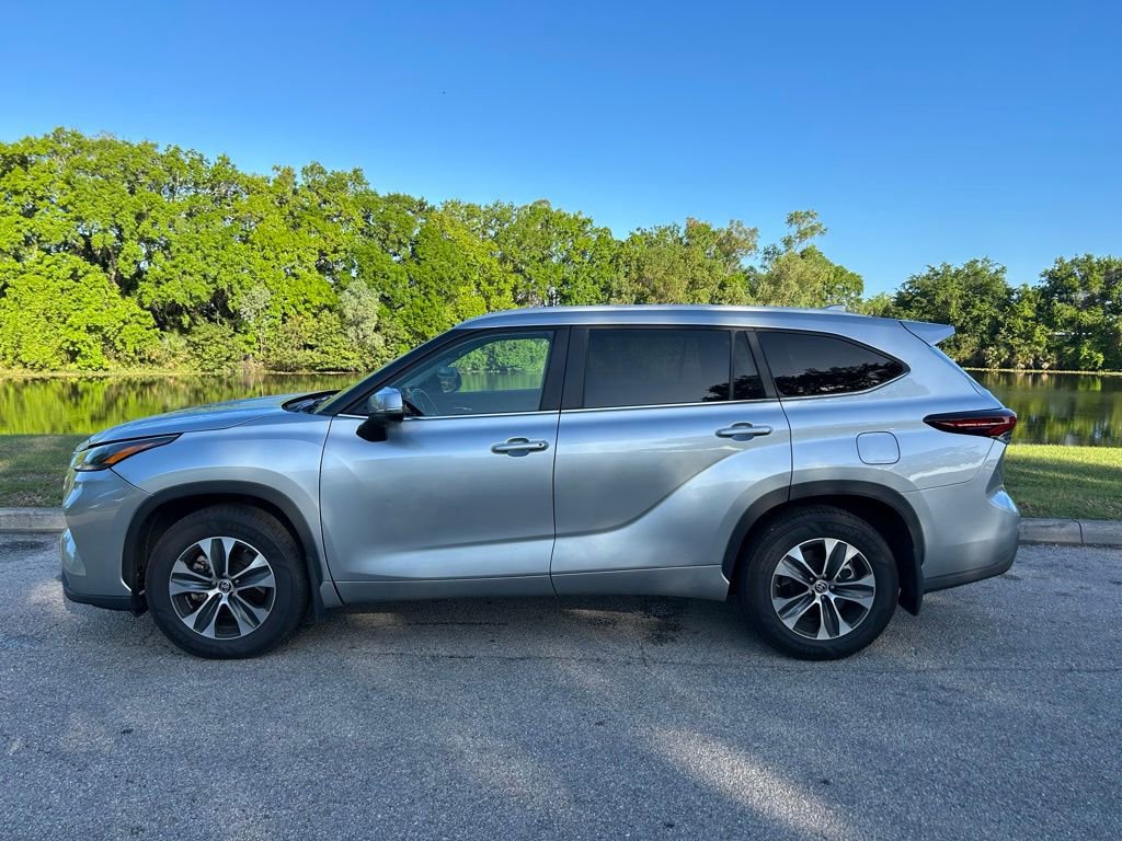Used 2024 Toyota Highlander XLE image 2