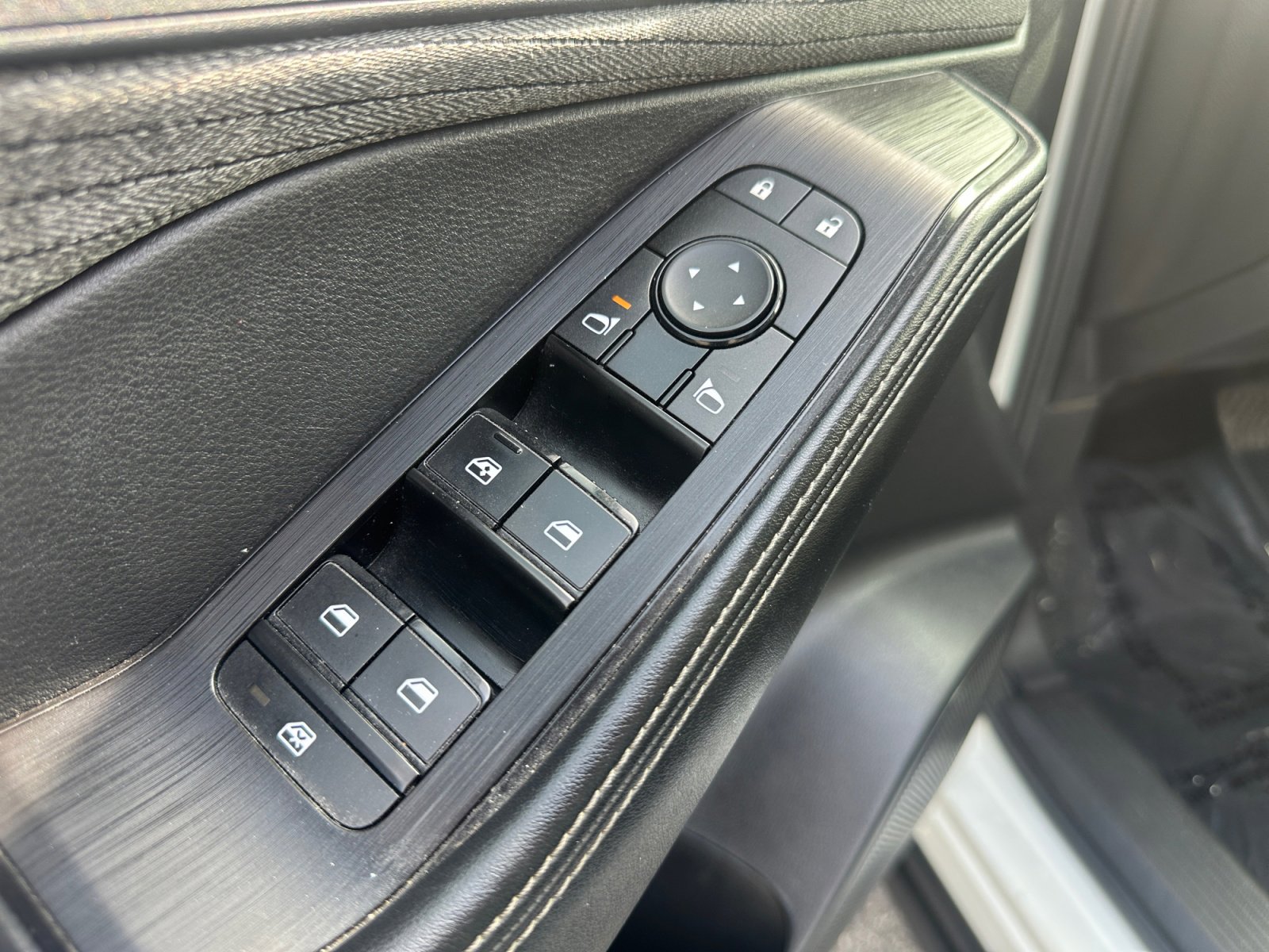 Used 2023 Nissan Rogue SV image 16