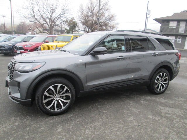 Used 2025 Ford Explorer ST-Line AWD/4WD image 3