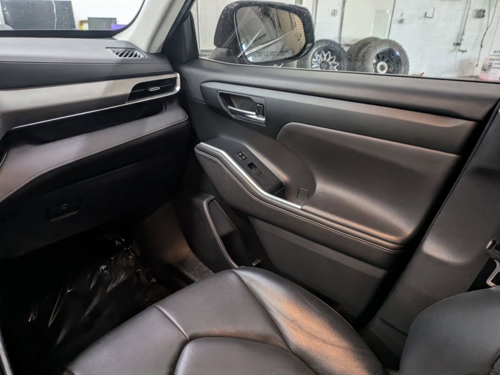 Used 2020 Toyota Highlander XLE image 18