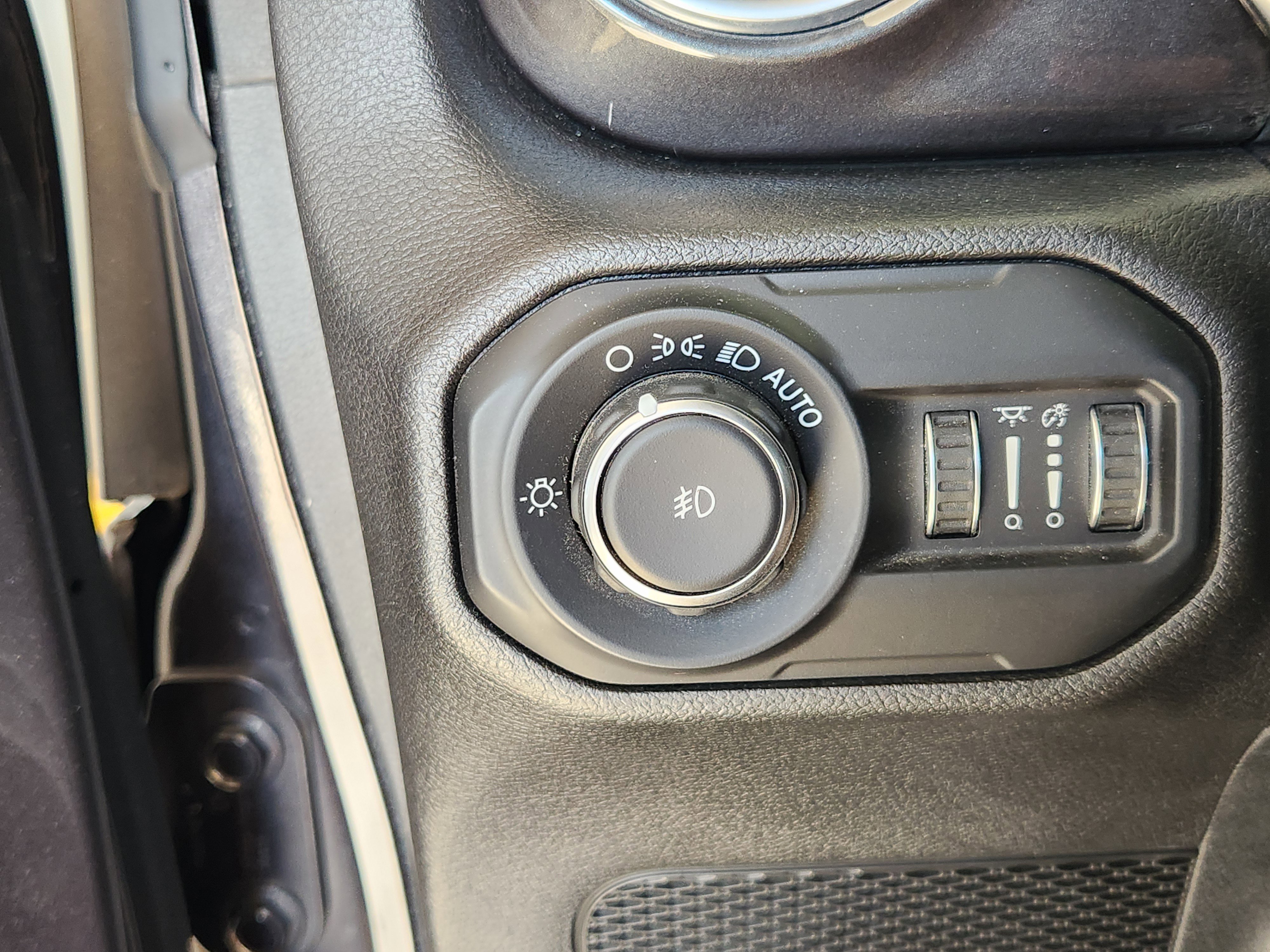 Used 2020 Jeep Wrangler Unlimited Sahara AWD/4WD image 23