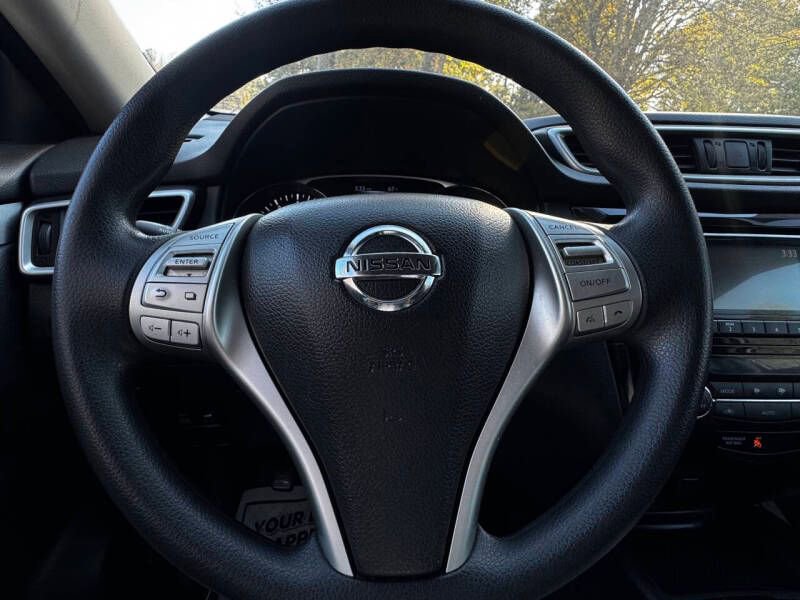 Used 2016 Nissan Rogue SV w/ SV Family Package image 18