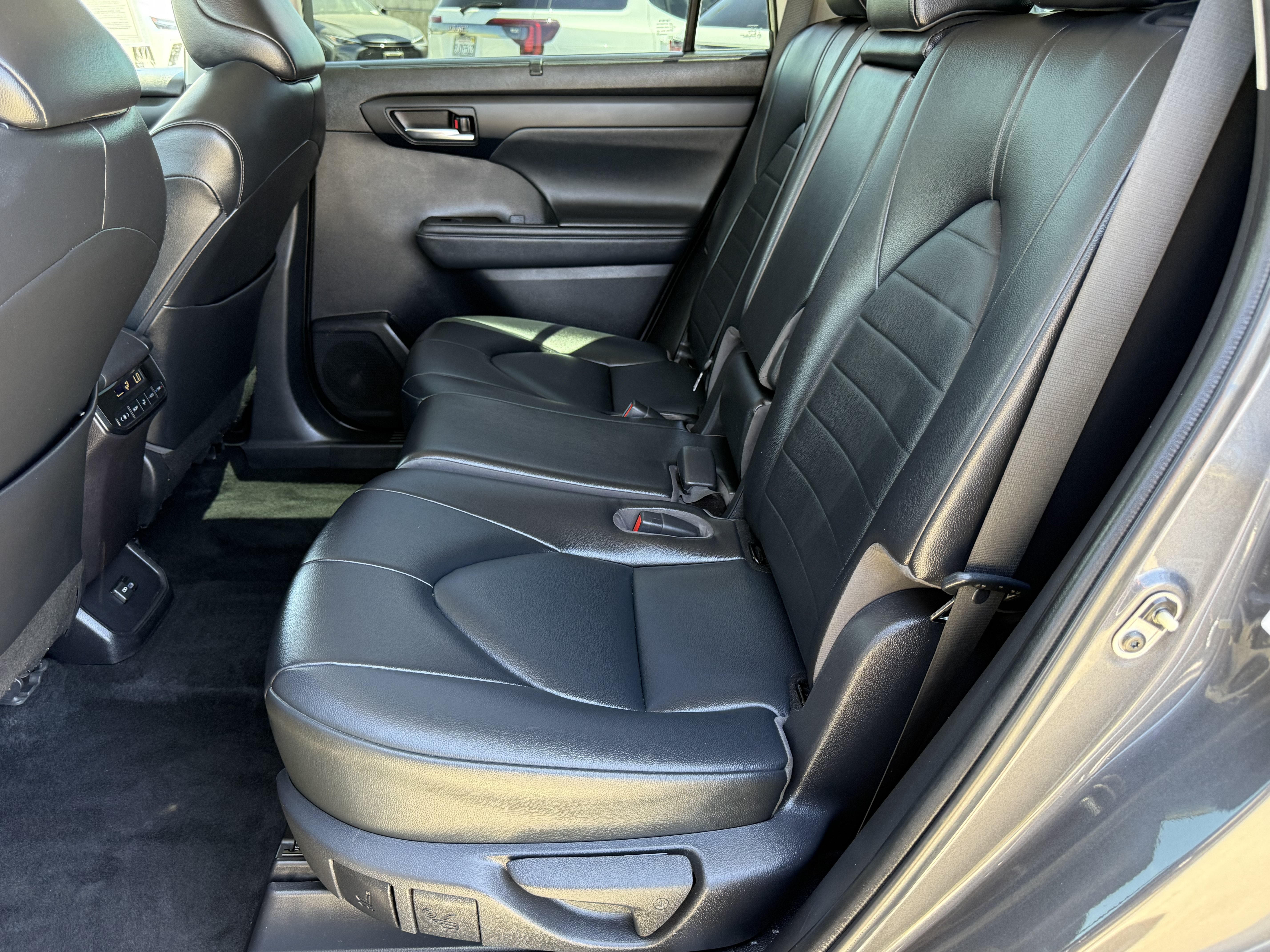 Used 2022 Toyota Highlander XLE FWD image 30