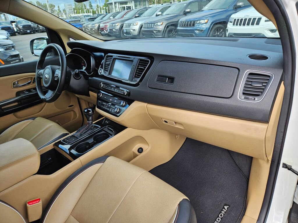 Used 2015 Kia Sedona SX image 26