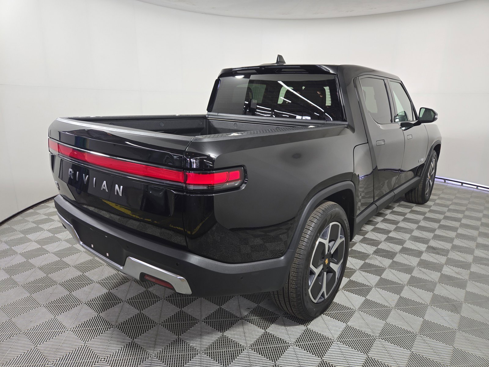 Used 2024 Rivian R1T Adventure AWD/4WD image 5