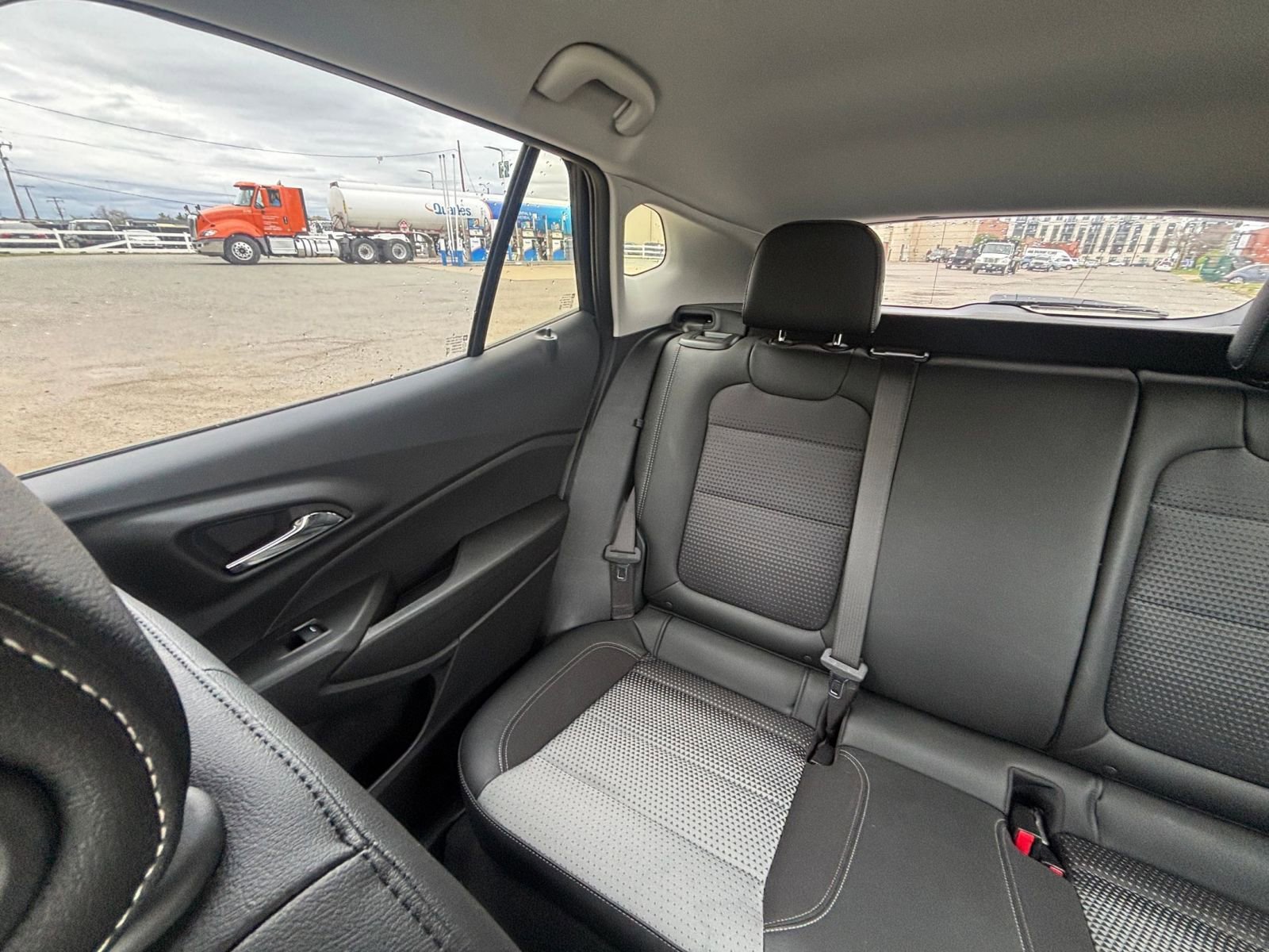 Used 2025 Chevrolet Trax LT w/ LT Convenience Package image 40