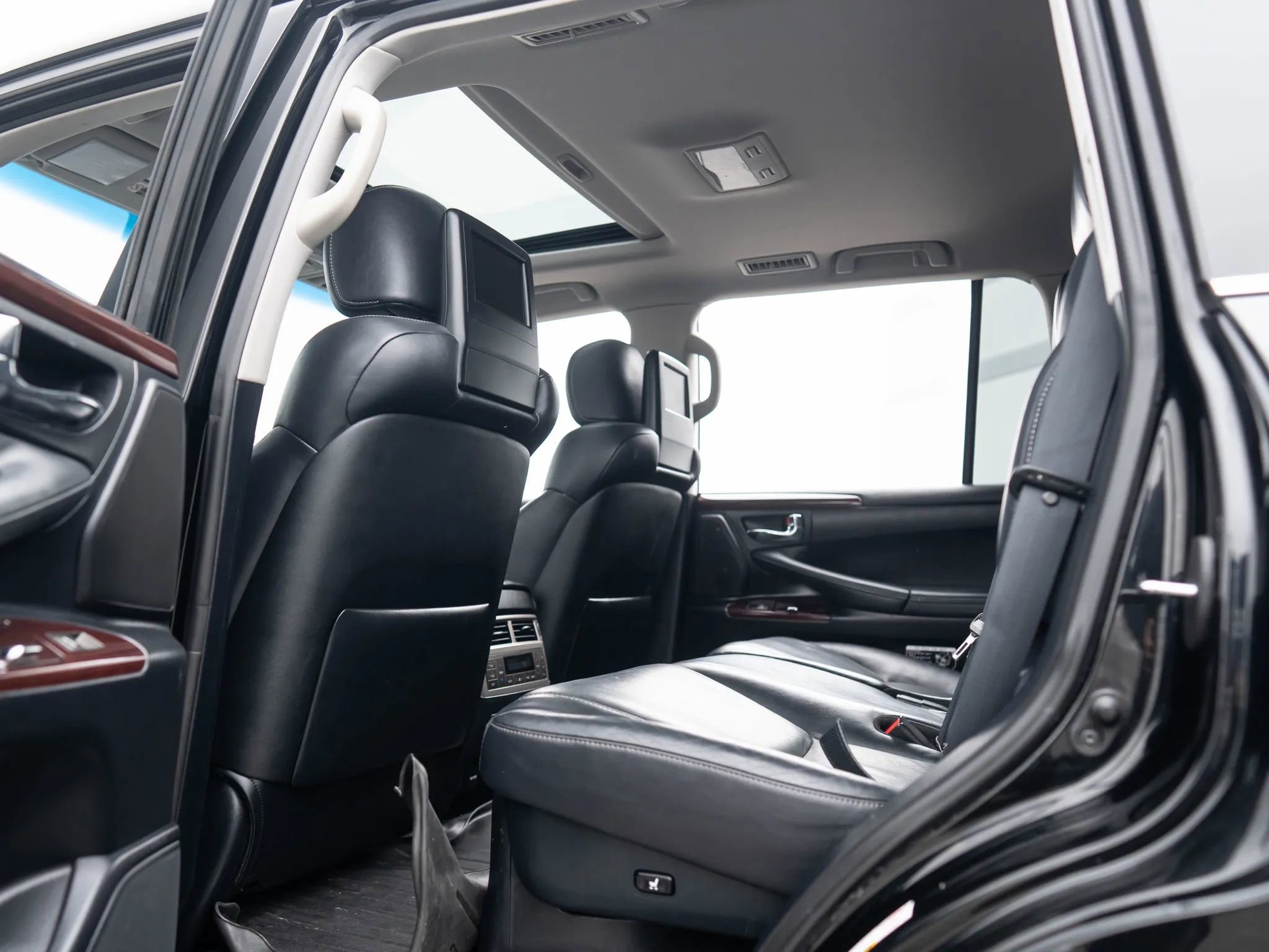 Used 2015 Lexus LX 570 4WD image 27