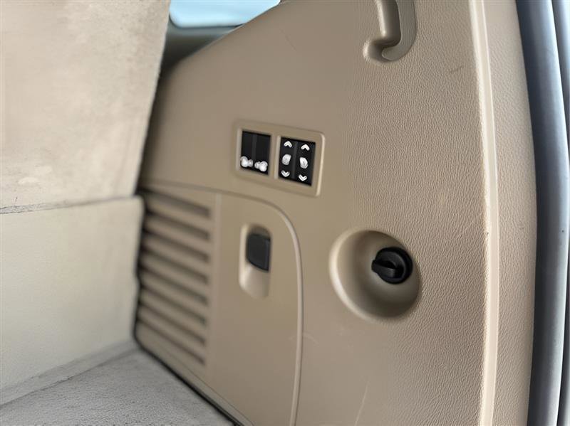 Used 2018 Chevrolet Tahoe LT w/ Luxury Package RWD image 18