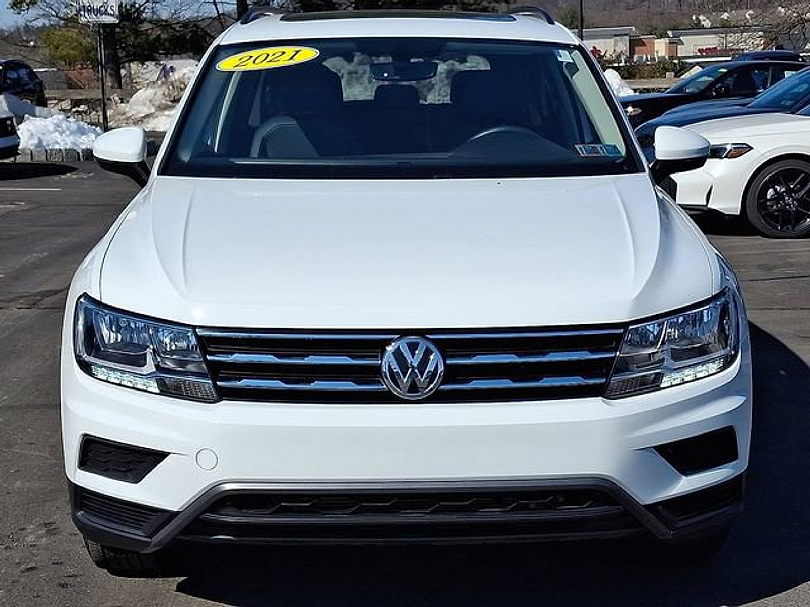 Used 2021 Volkswagen Tiguan SE w/ Panoramic Sunroof Package image 2