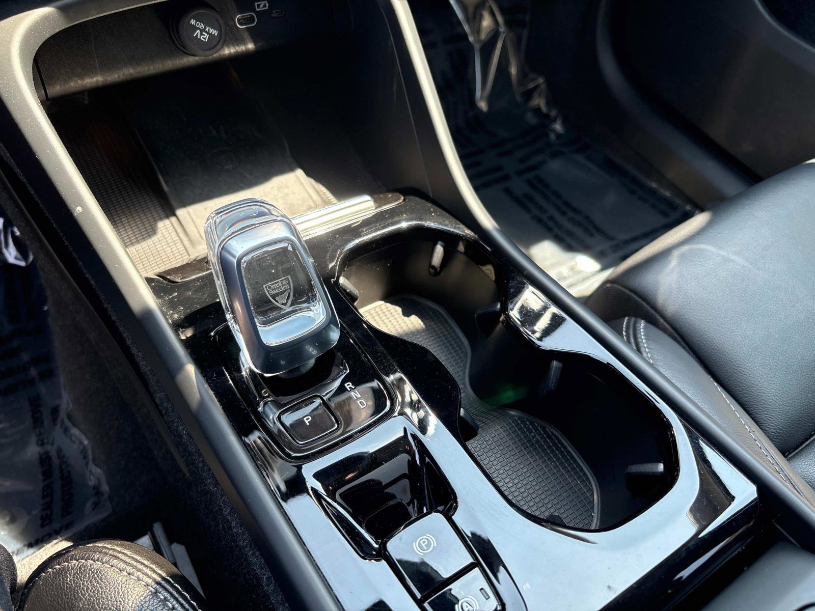 Used 2023 Volvo XC40 B5 Plus image 23