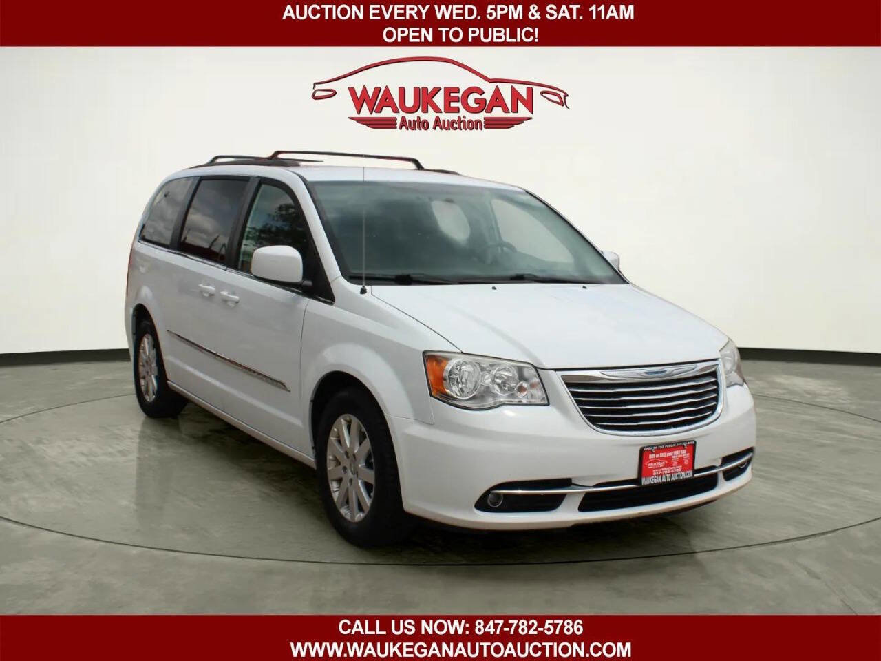 Used 2014 Chrysler Town & Country Touring FWD image 3