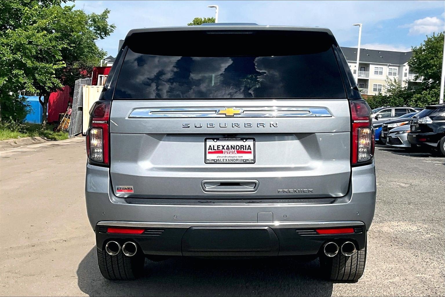 Used 2023 Chevrolet Suburban Premier w/ Premium Package 2 AWD/4WD image 4