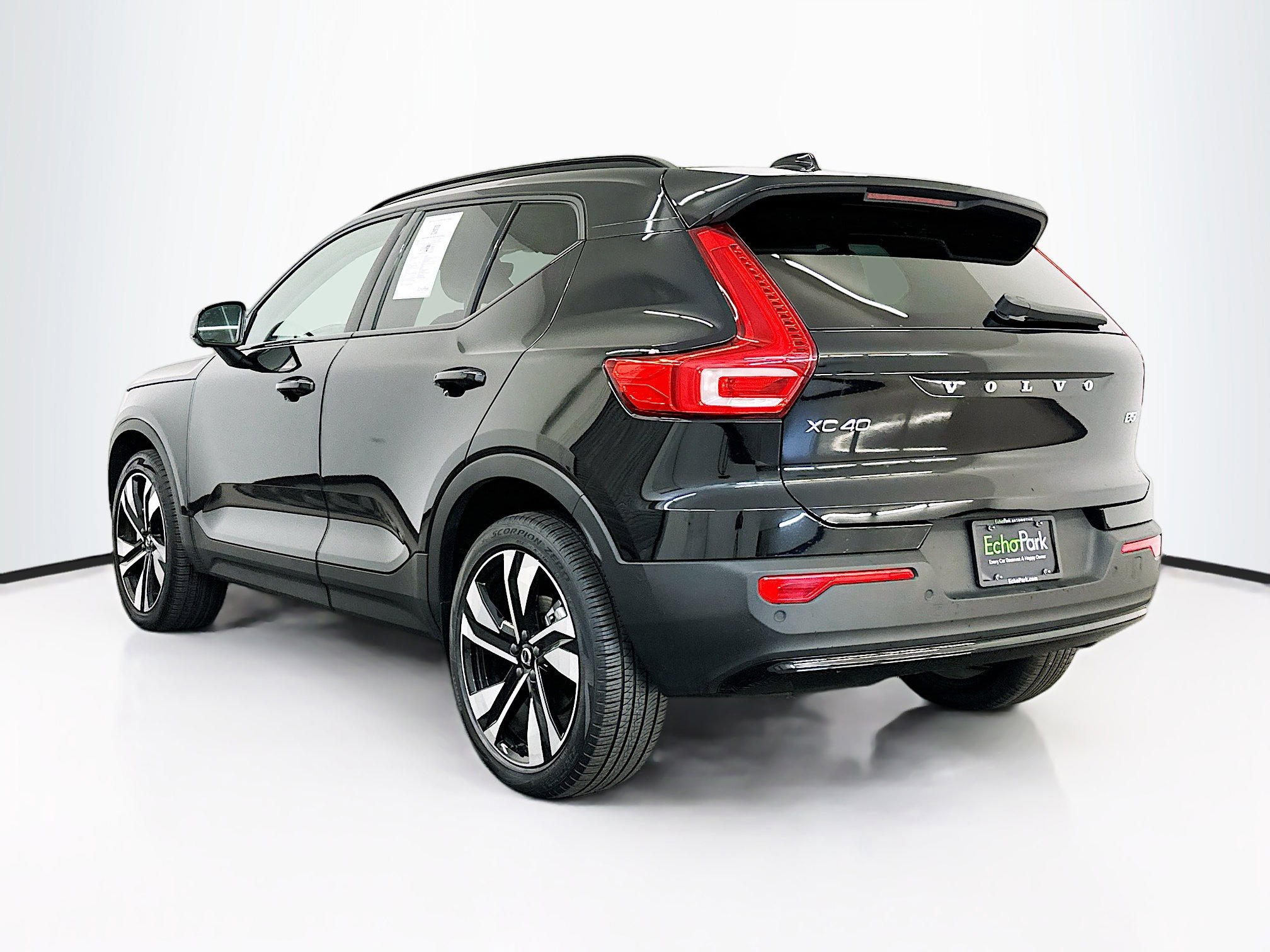 Used 2025 Volvo XC40 B5 Plus image 5