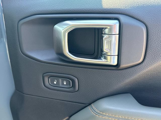 Used 2025 Jeep Gladiator Mojave w/ Convenience Group AWD/4WD image 18