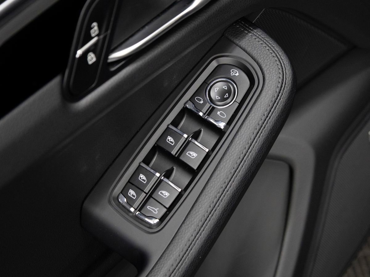 Certified 2026 Porsche Macan image 24