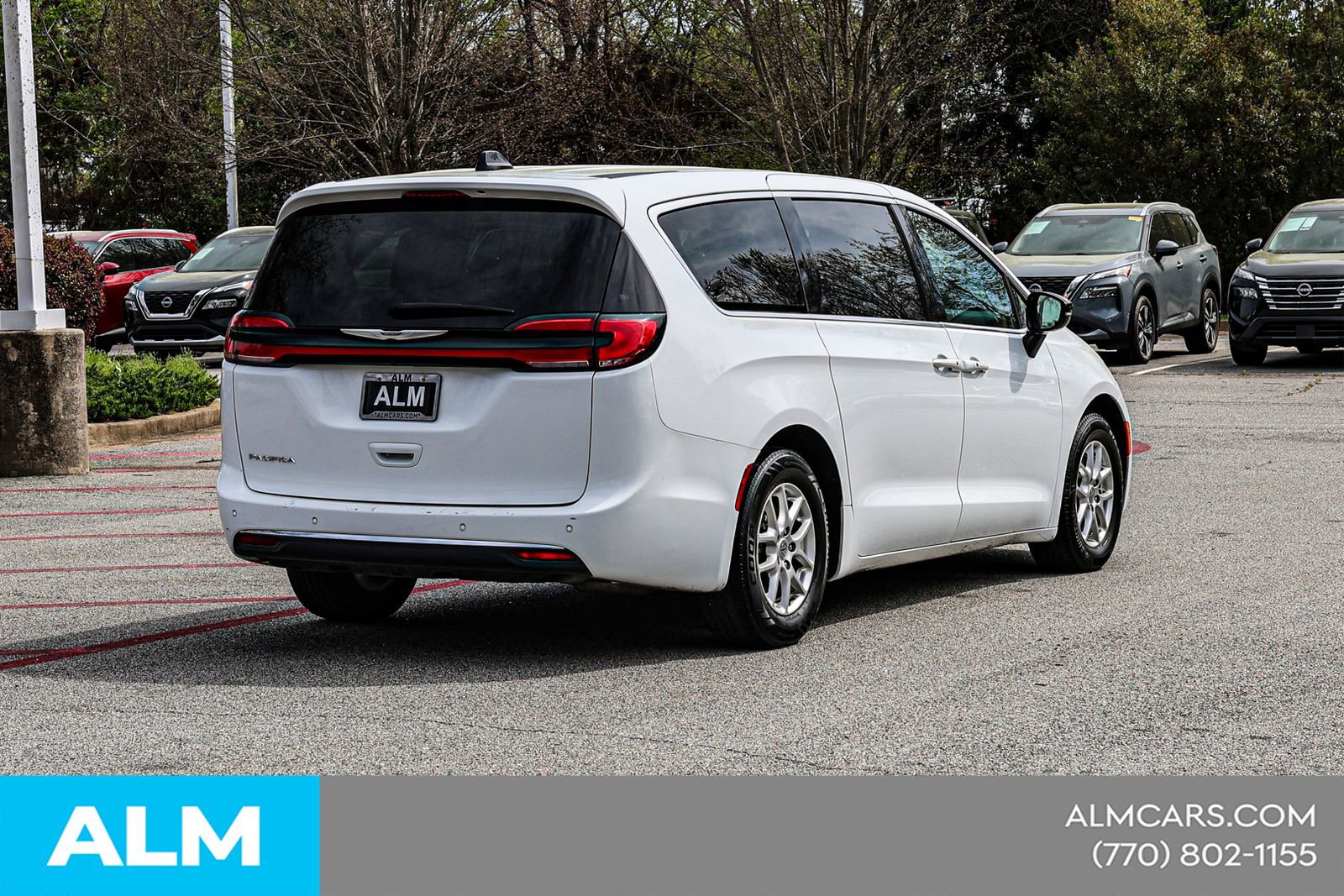 Used 2024 Chrysler Pacifica Touring-L FWD image 7
