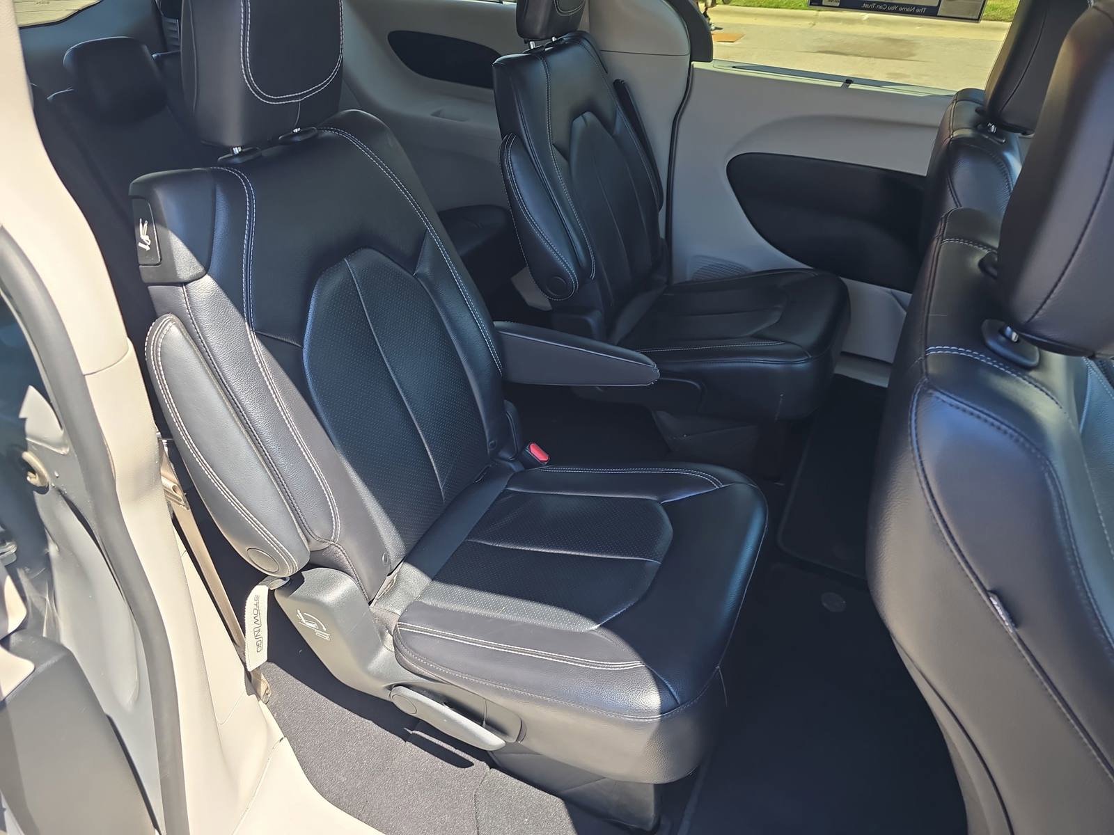 Used 2022 Chrysler Pacifica Touring-L FWD image 11