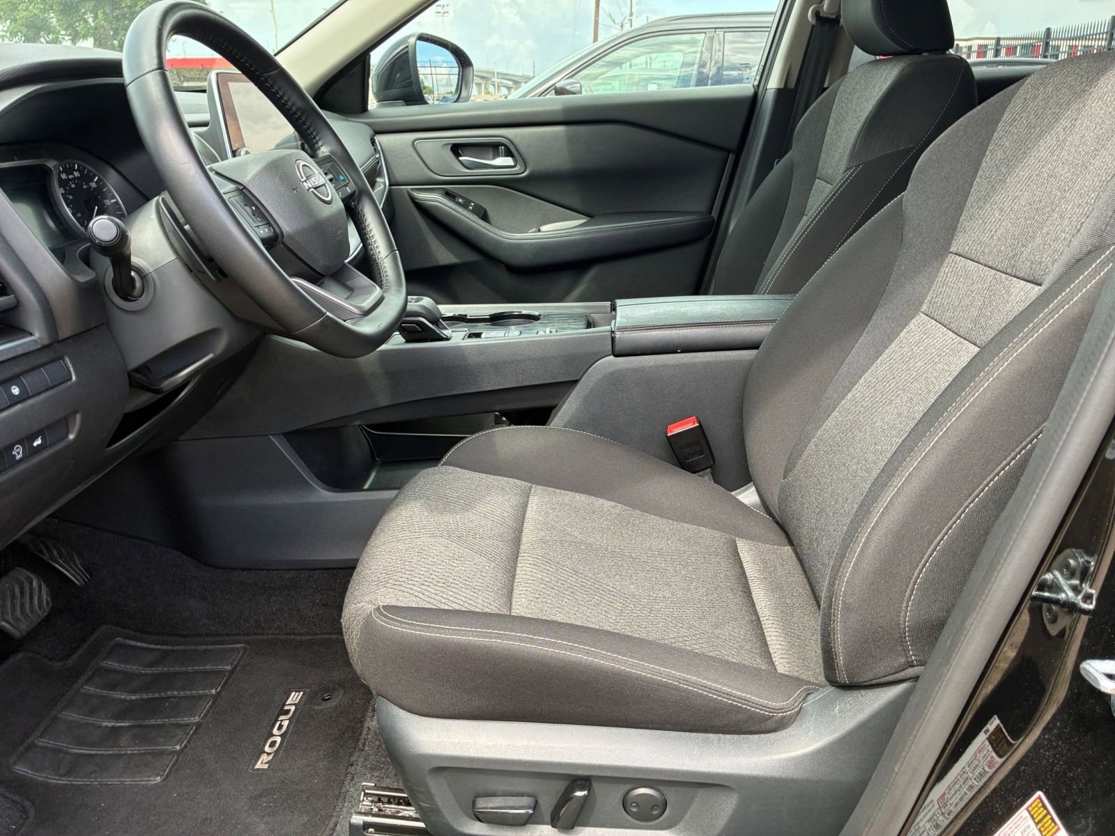 Used 2025 Nissan Rogue SV FWD image 24