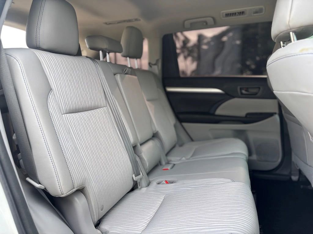 Used 2016 Toyota Highlander LE image 12