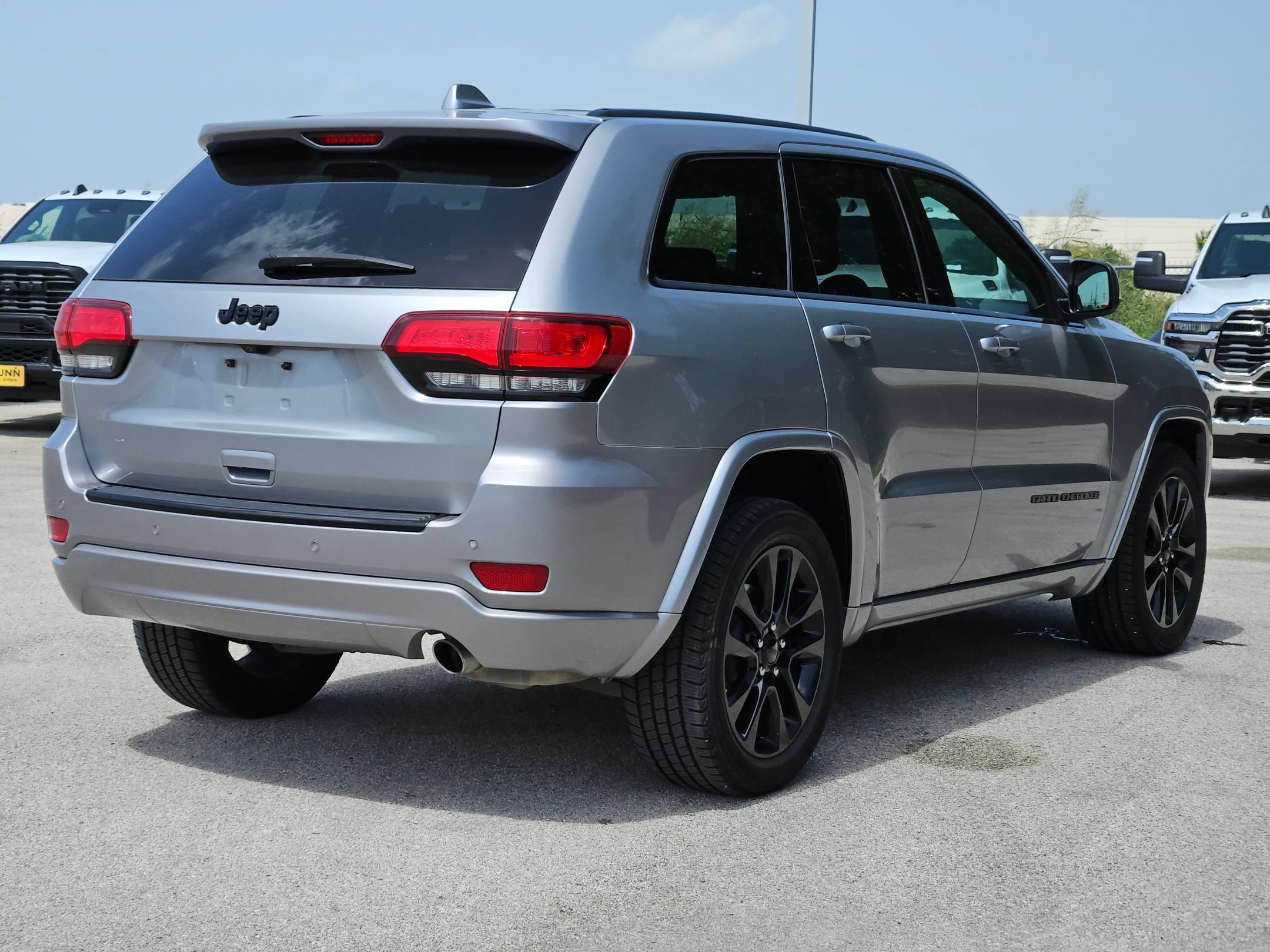 Used 2018 Jeep Grand Cherokee Altitude RWD image 3