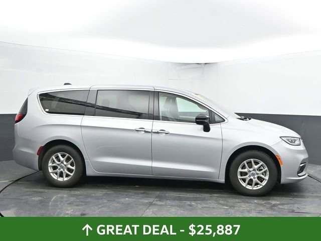 Used 2024 Chrysler Pacifica Touring-L image 13