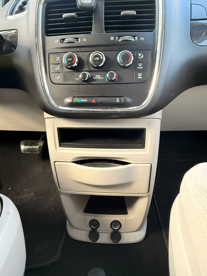 Used 2019 Dodge Grand Caravan SE w/ UConnect Hands-Free Group image 27