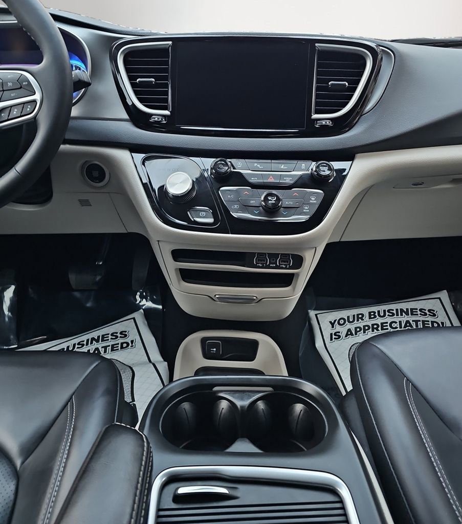 Used 2023 Chrysler Pacifica Touring-L image 17
