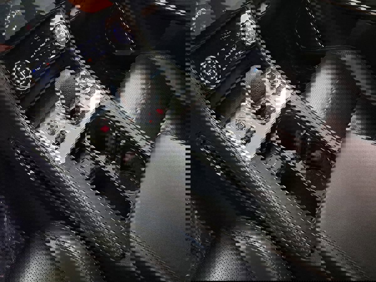 Used 2021 Jaguar F-PACE SVR image 38