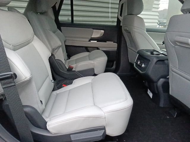 New 2025 Ford Expedition Active image 32