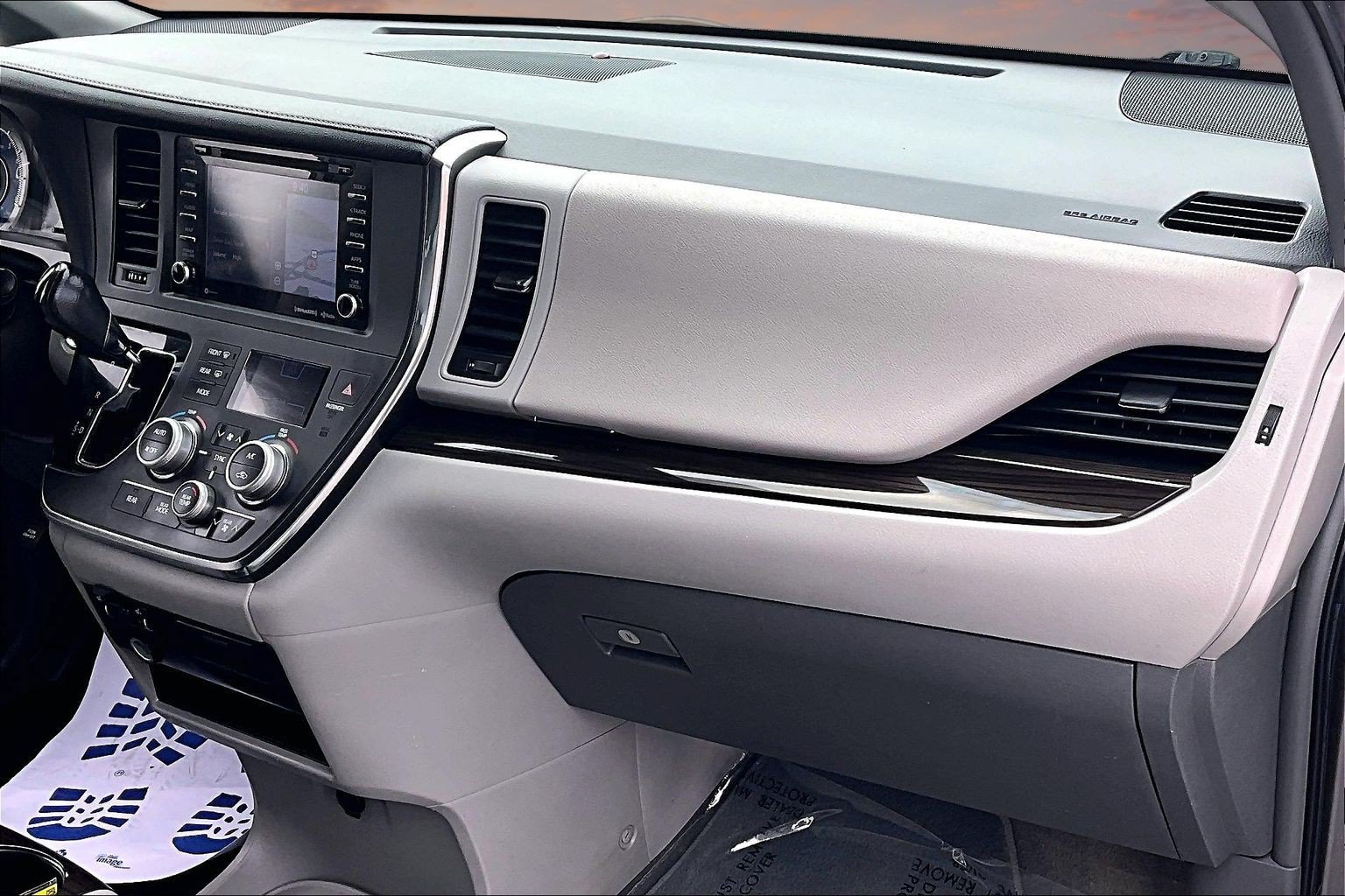 Used 2018 Toyota Sienna XLE w/ XLE Navigation Package FWD image 15