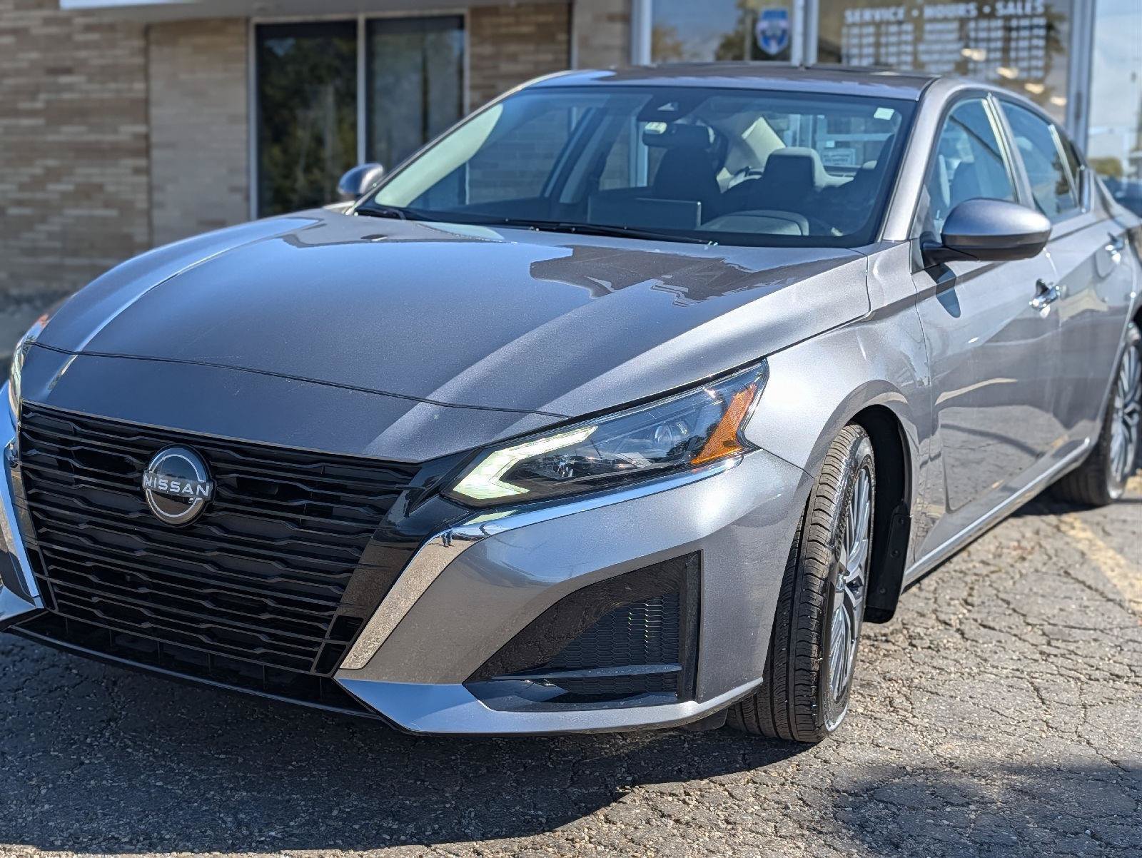 Used 2024 Nissan Altima 2.5 SV w/ SV Premium Package FWD image 4