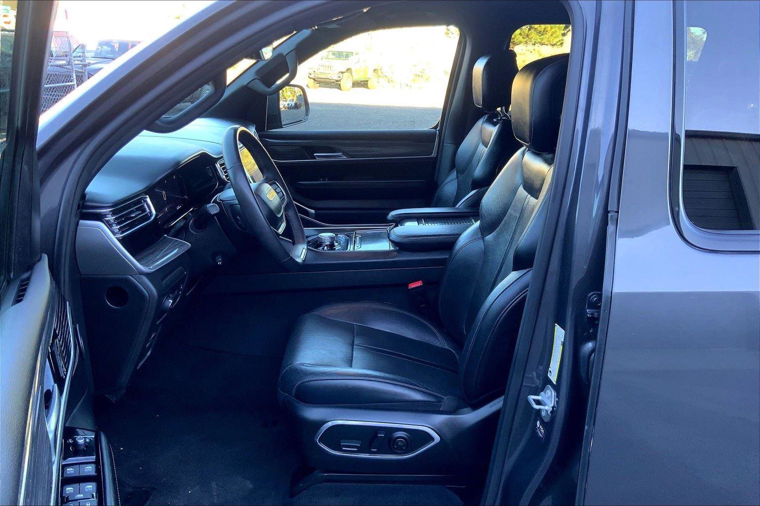 Used 2022 Jeep Wagoneer Series III w/ Flexible Seating Group image 25