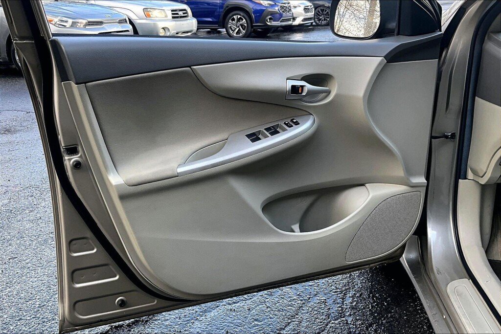 Used 2010 Toyota Corolla LE image 11