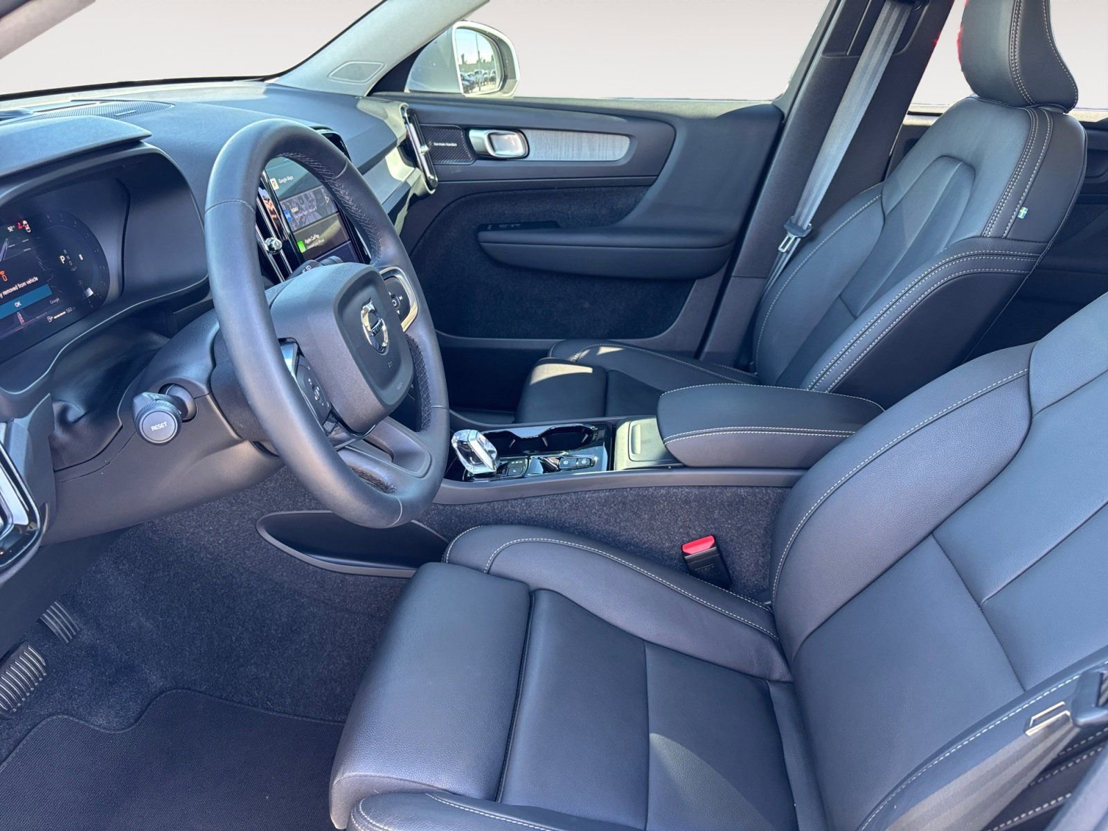 New 2025 Volvo XC40 B5 Ultra w/ Protection Package image 9