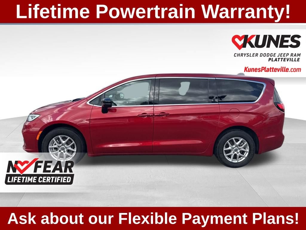 Used 2025 Chrysler Pacifica Select image 8
