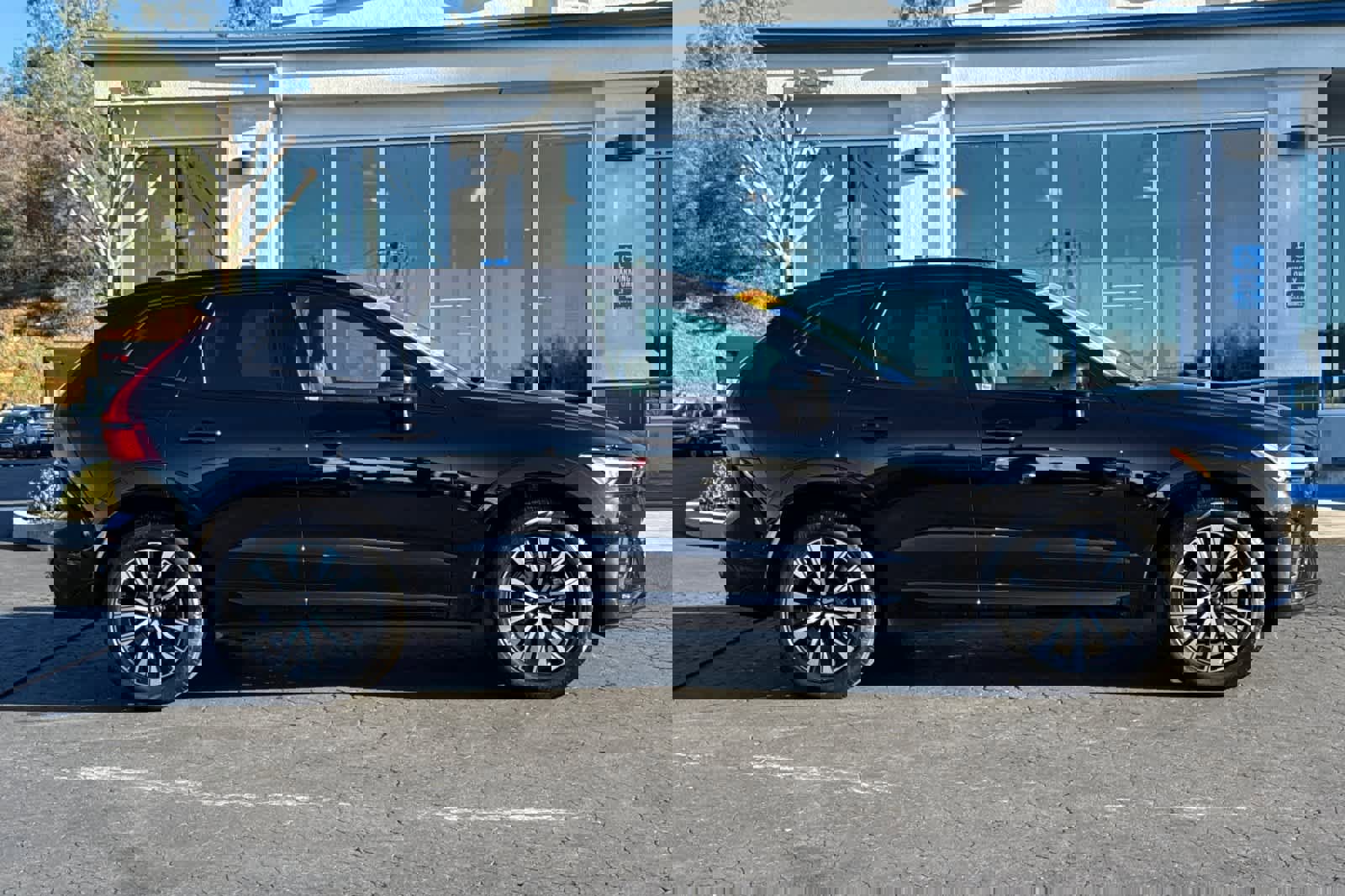 Used 2025 Volvo XC60 B5 Plus image 3