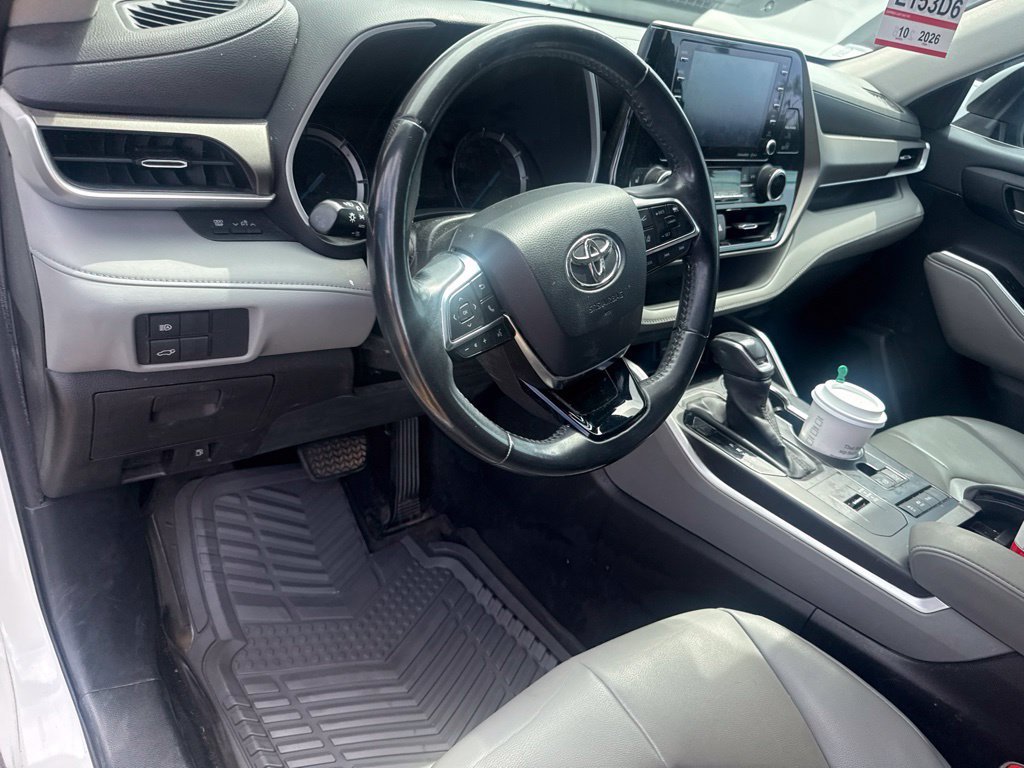 Used 2020 Toyota Highlander XLE AWD/4WD image 6