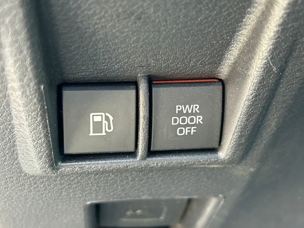 Used 2025 Toyota Sienna XLE image 28