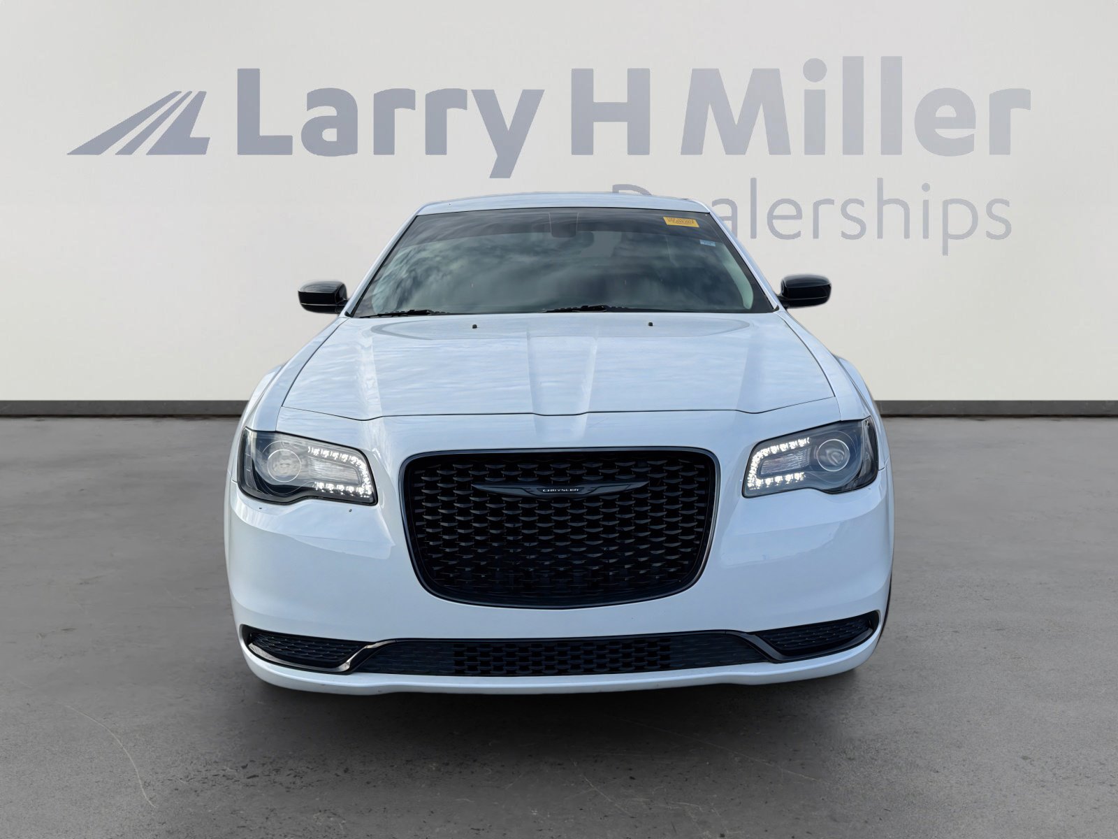 Used 2023 Chrysler 300 Touring w/ Sport Appearance Package image 8