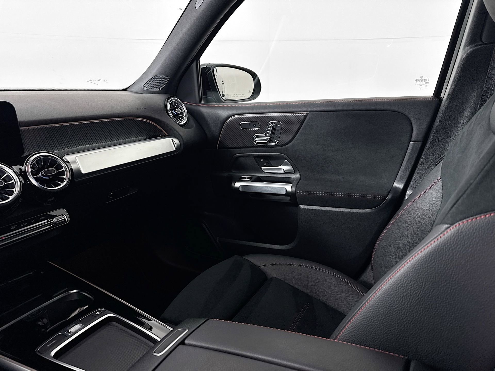 Used 2025 Mercedes-Benz GLB 250 image 23