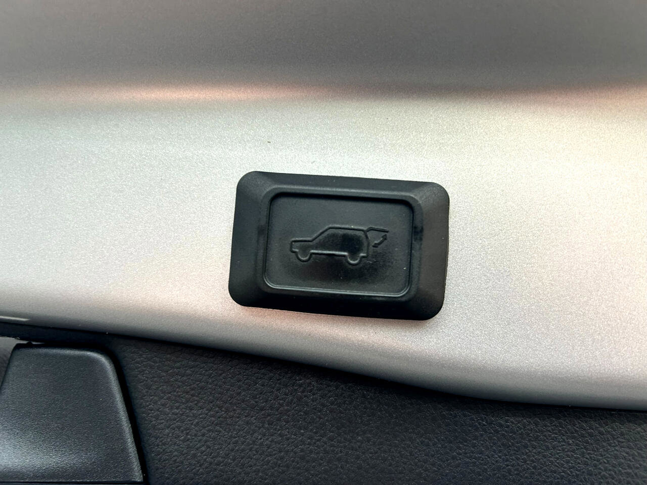 Used 2021 Toyota RAV4 XLE Premium image 19