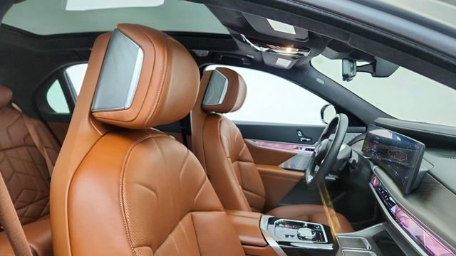 Used 2023 BMW i7 xDrive60 image 22