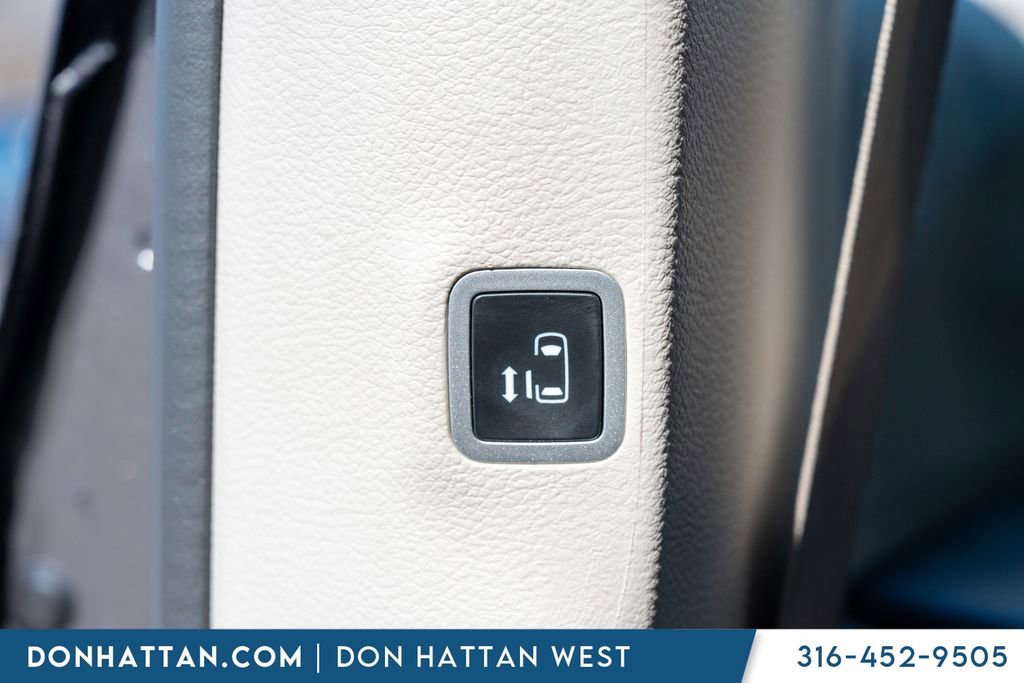 Used 2023 Chrysler Pacifica Touring-L image 25