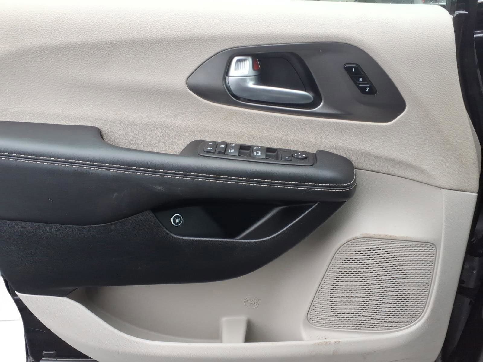 Used 2024 Chrysler Pacifica Select image 20