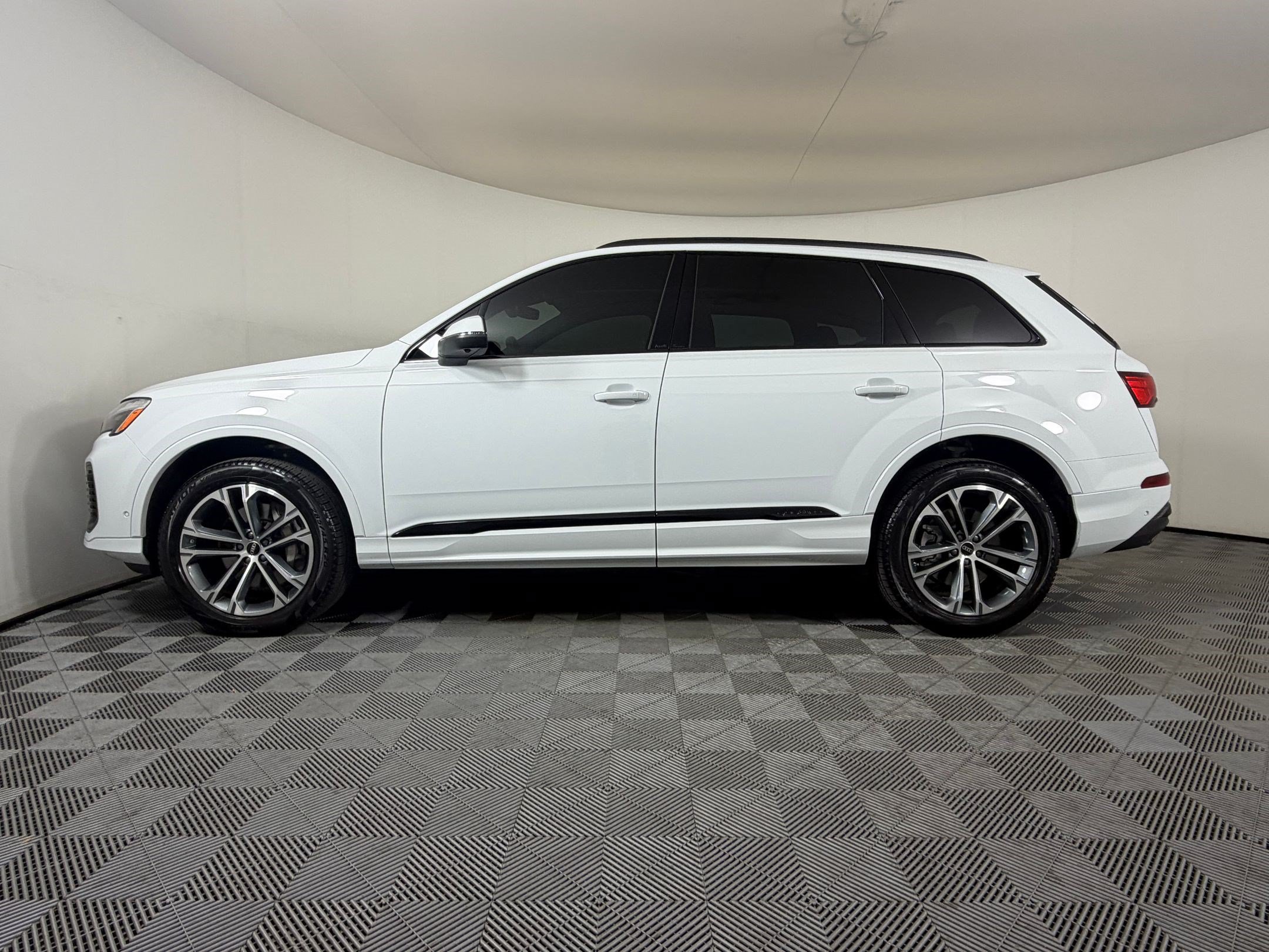 Certified 2026 Audi Q7 2.0T Premium w/ Convenience Plus Package AWD/4WD image 2
