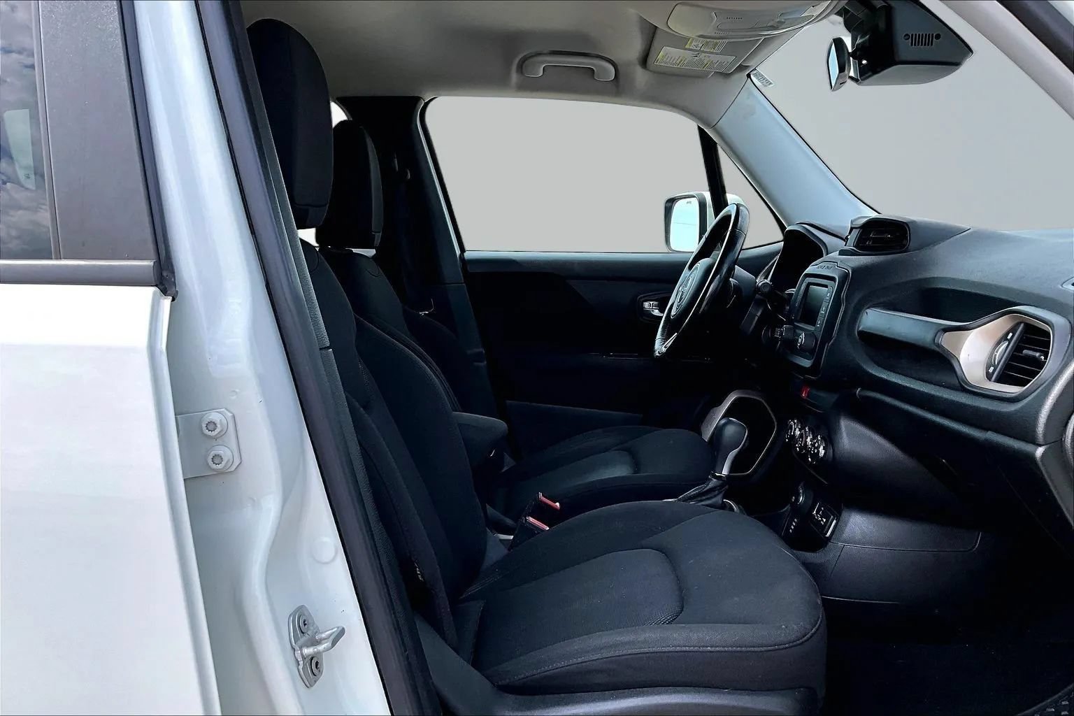 Used 2017 Jeep Renegade Latitude AWD/4WD image 28