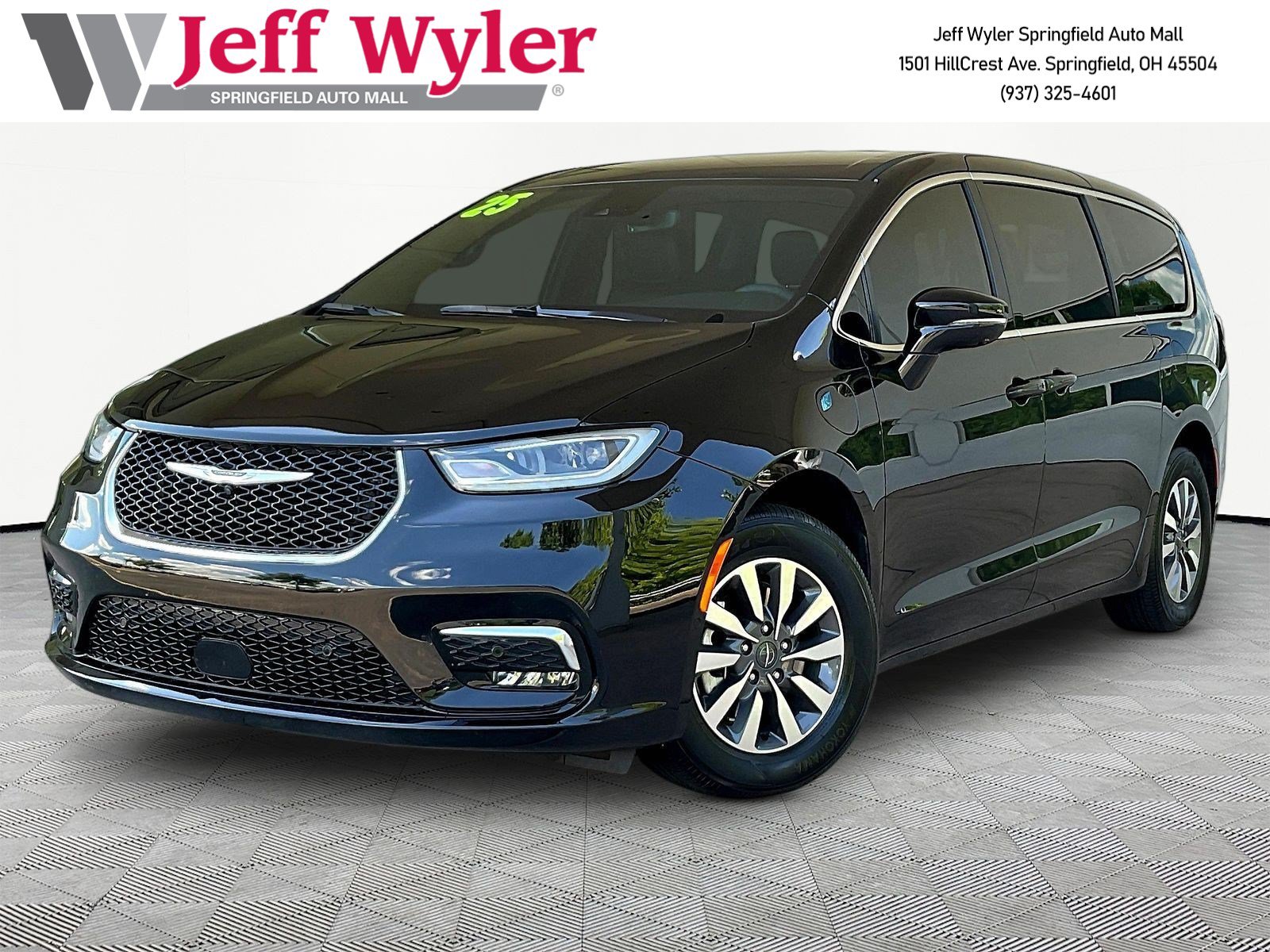 Used 2025 Chrysler Pacifica Select