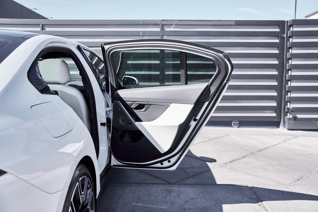 Used 2026 BMW 550e xDrive image 24